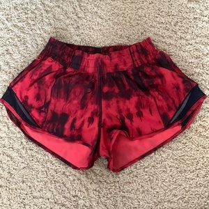 lululemon hotty hot 2.5 short red and black tie dye size 2